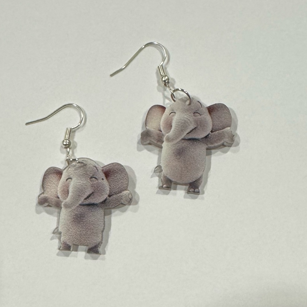 NEW! ELEPHANT Double Side Earrings Gray
Dangle Embossed pierced Whimsical NWT